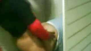 Момичето се развълнува на леглото и започна да гали Обръсната порно стари путка