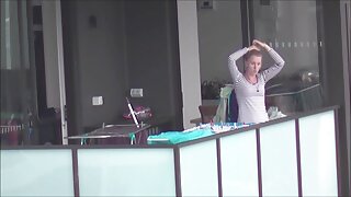 Съпруг и стари млади порно съпруга импровизираха секс в среда на умиротворение