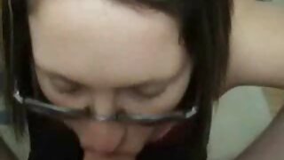 Две видеоклипове в едно с жени, които се порно старо галят помежду си с вибратори